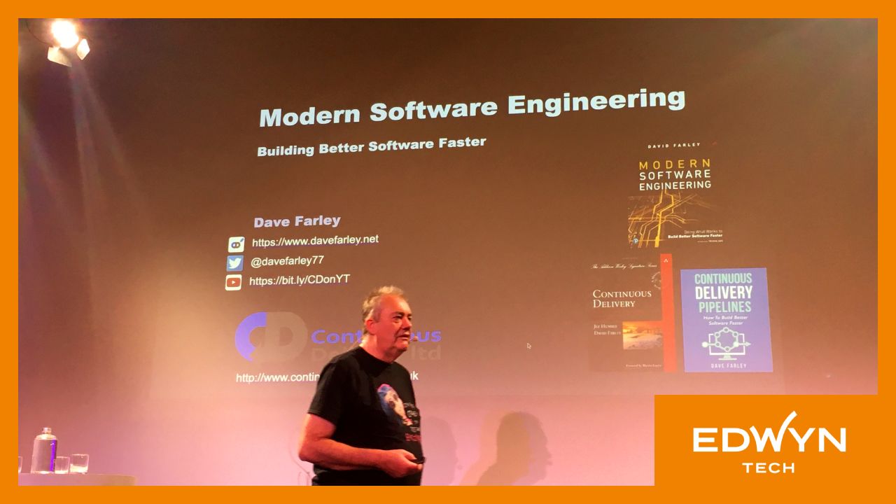 Photo de Dave Farley présentant sa conférence « Modern Software Engineering » à NewCrafts conferences