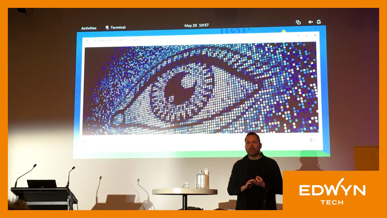 Photo d’Aral Balkan présentant sa conférence « Meow! An introduction to Small Web development using Kitten » à NewCrafts conferences 2023