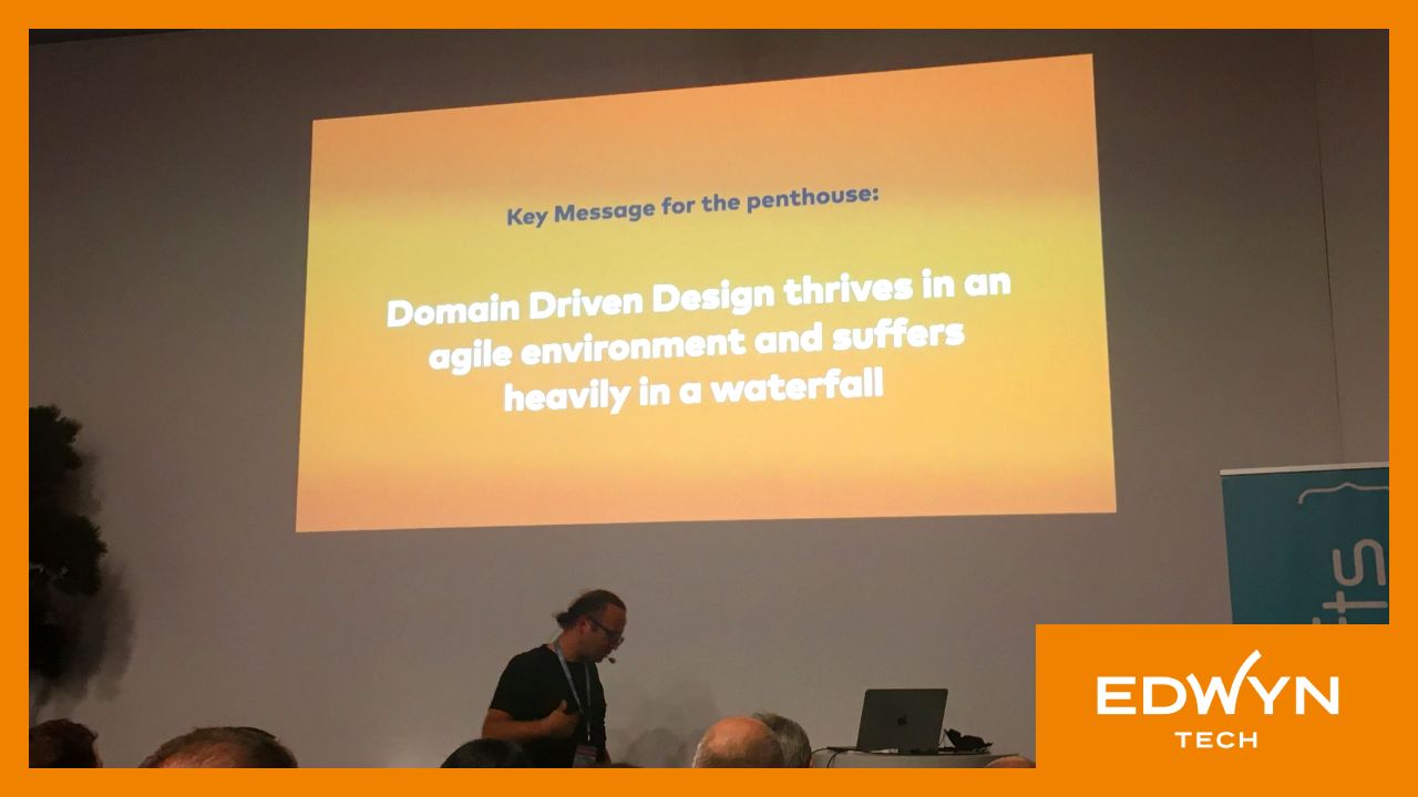 Photo de Michael Plöd présentant sa conférence « Riding the elevator: Domain-driven Design in the Penthouse » à NewCrafts conferences 2023