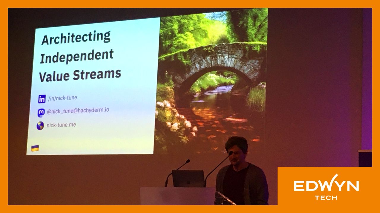 Photo de Nick Tune présentant sa conférence « Architecting for Independent Value Streams » à NewCrafts conferences 2023