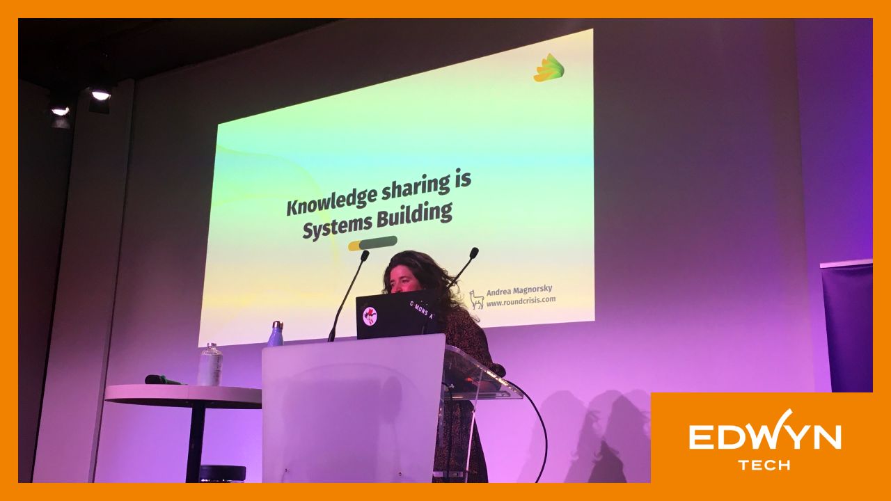 Photo d’Andrea Magnorsky présentant sa conférence « Knowledge sharing is Systems building » à NewCrafts conferences 2023